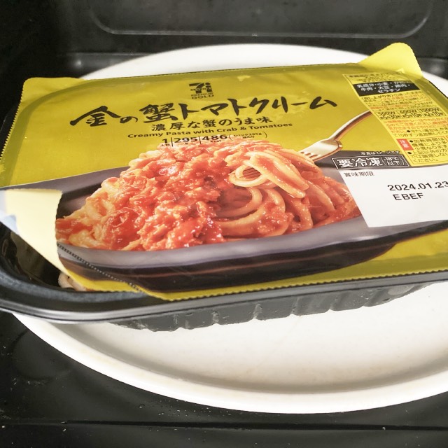 金の蟹トマトクリーム電子レンジへ