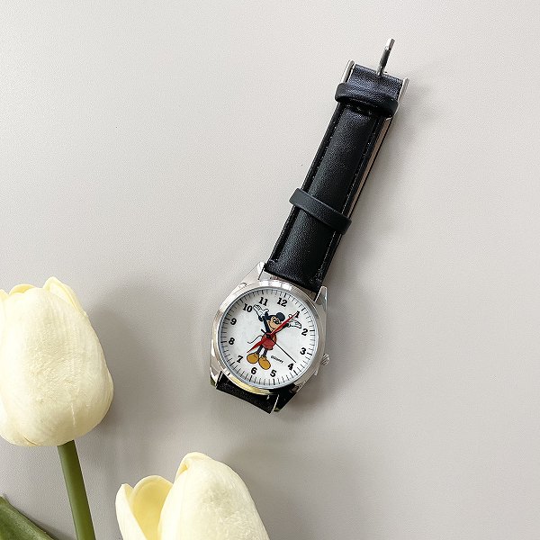 黒のレザー調ベルトの腕時計